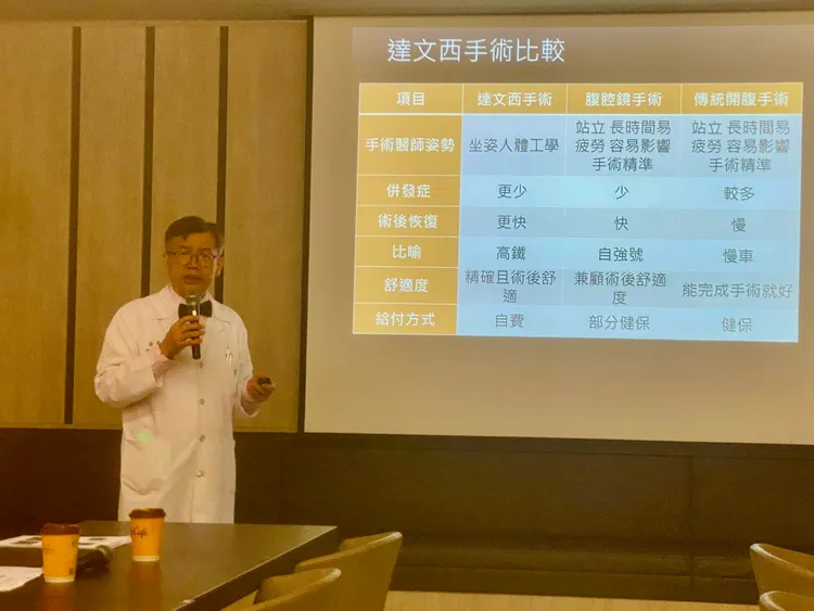 吳銘斌說明達文西與傳統手術的差異性。王志弘攝