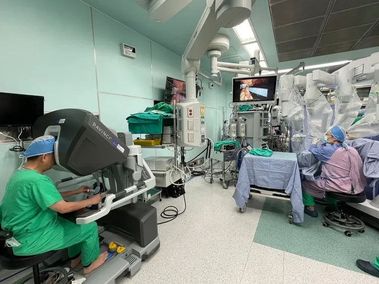 醫師透過遠端操作達文西機械手臂，進行精密手術。奇美提供