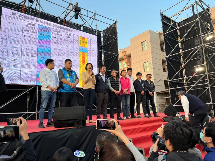 林明溱與競選團隊向支持者致謝。林明溱競總提供