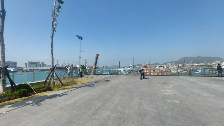 「高雄港旅運中心」啟用，9日中午 12 點至下午 4 點，將快閃限定開放 3 樓海岸步道。凃建豐攝