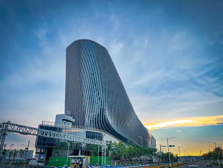 「高雄港旅運中心」啟用，將成港區新地標。臺灣港務公司提供