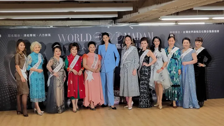 林嘉綺（左六）教世界夫人如何展現自信和美麗。葉文正攝