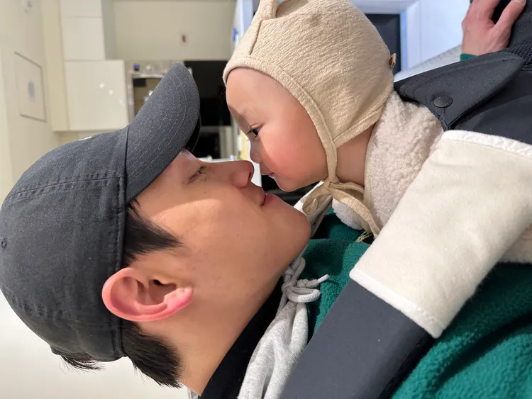 范少勳（左）和女兒小哺。青春期影視提供