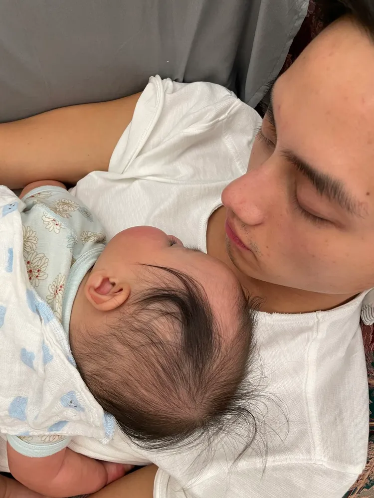 29歲的范少勳收工後親帶女兒。青春期影視提供