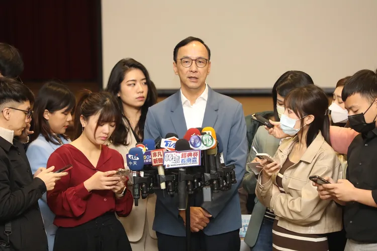 朱立倫與侯友宜幕僚因選策會成員爭議互有意見，總統競選整合之路變得更長。黨中央提供