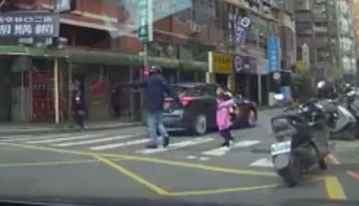 林口2學童徬徨過馬路　真的好危險！騎士這一舉動太暖了