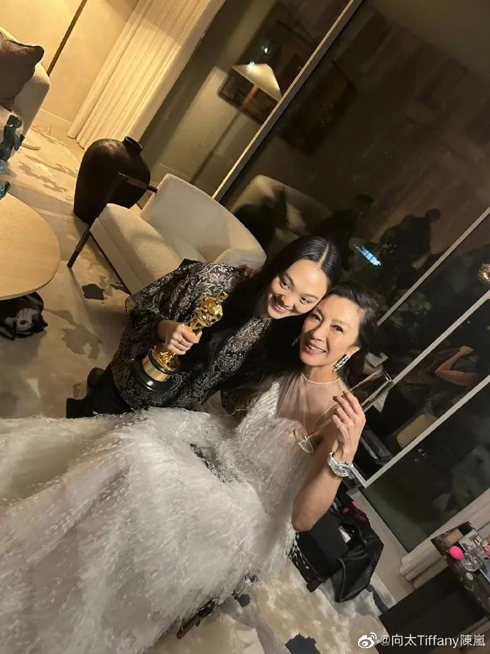 李連杰女兒Jane（左）在後台擁抱楊紫瓊（右）。翻攝向太陳嵐微博