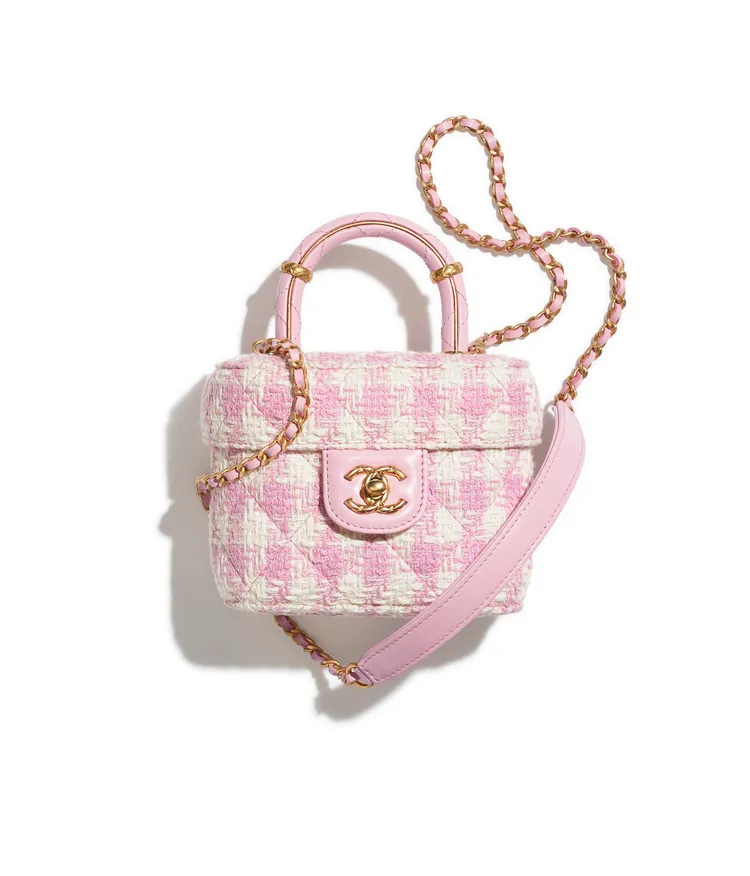 米粉色格紋印花斜紋軟呢皮穿鍊雙C Logo提把肩背包，16萬6500元。品牌提供