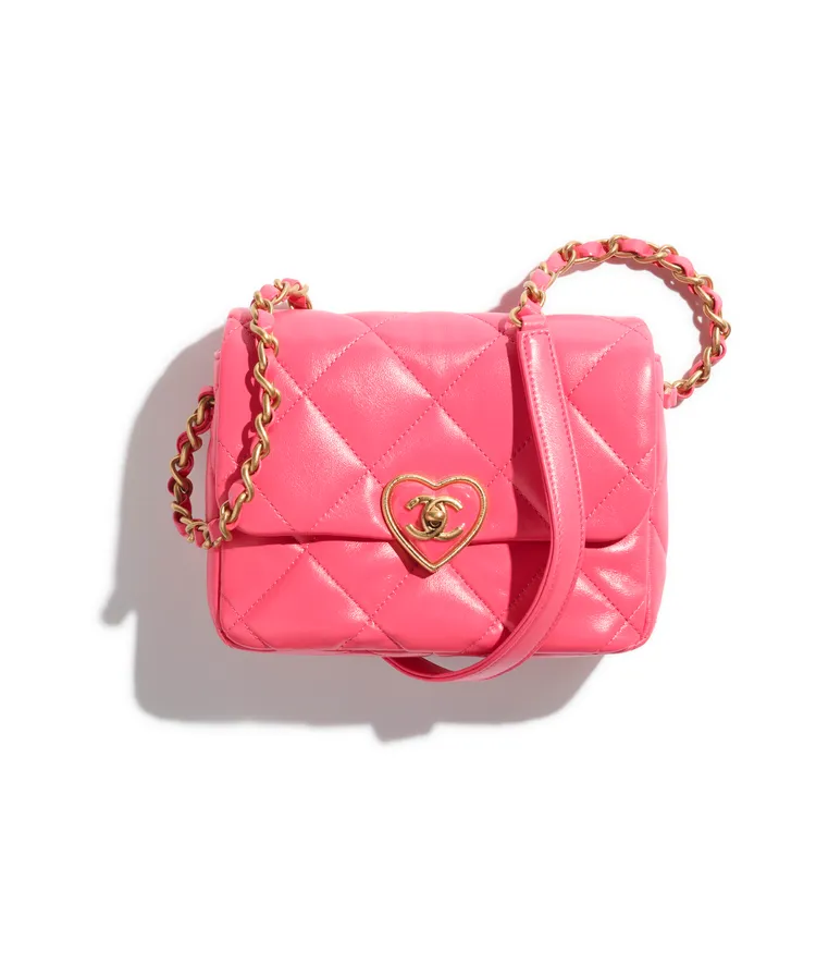 深粉色皮革菱格紋愛心雙C LOGO皮穿鍊肩背包，17萬5100元。品牌提供