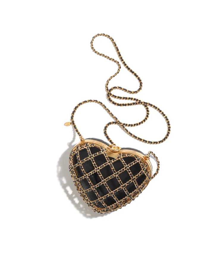 黑金菱格紋皮穿鍊愛心形半縷空小包，37萬7600元。品牌提供