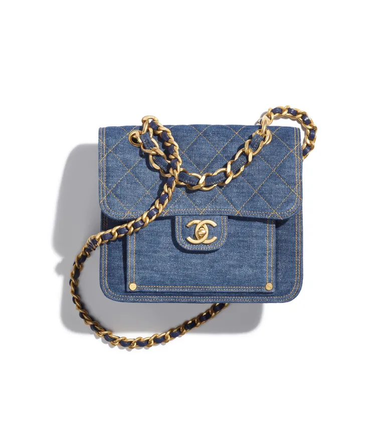 藍色丹寧布料菱格紋雙C Logo肩背包，18萬1900元。品牌提供