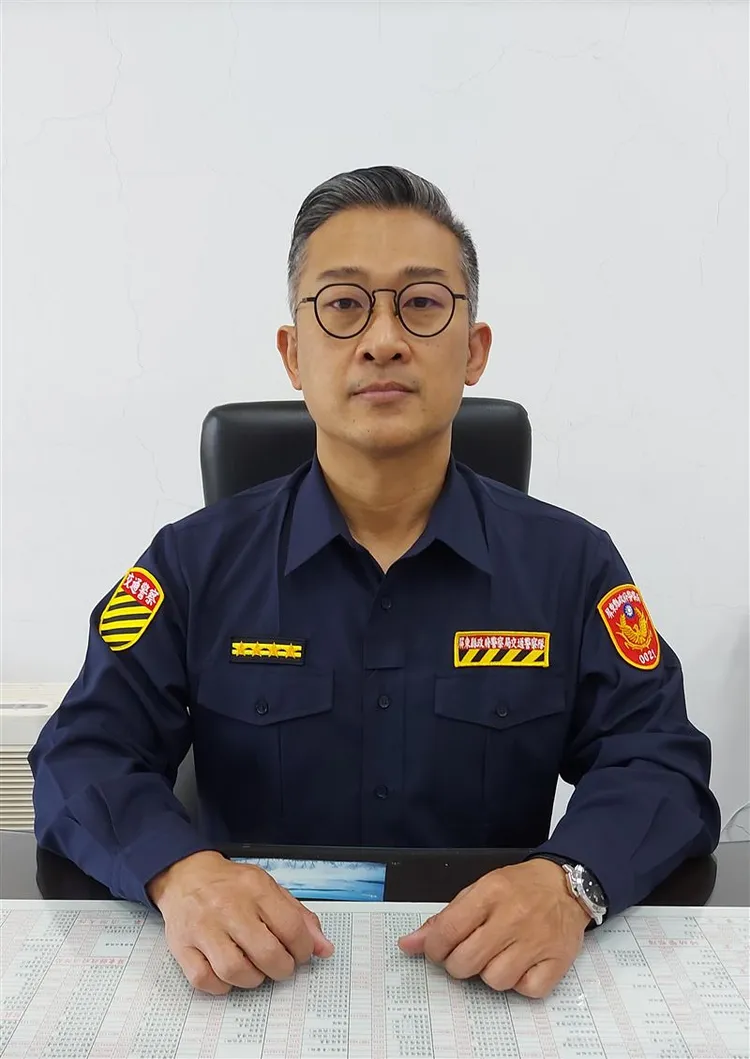 屏東縣警局交通隊長謝志鴻是屏東原住民的第一位，也是唯一一位的「兩線四」高階警官。翻攝屏東縣警局網站