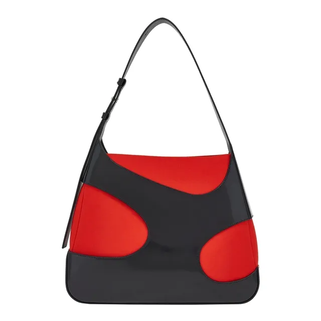 紅黑色Cut-Out肩背包，8萬1900元。品牌提供