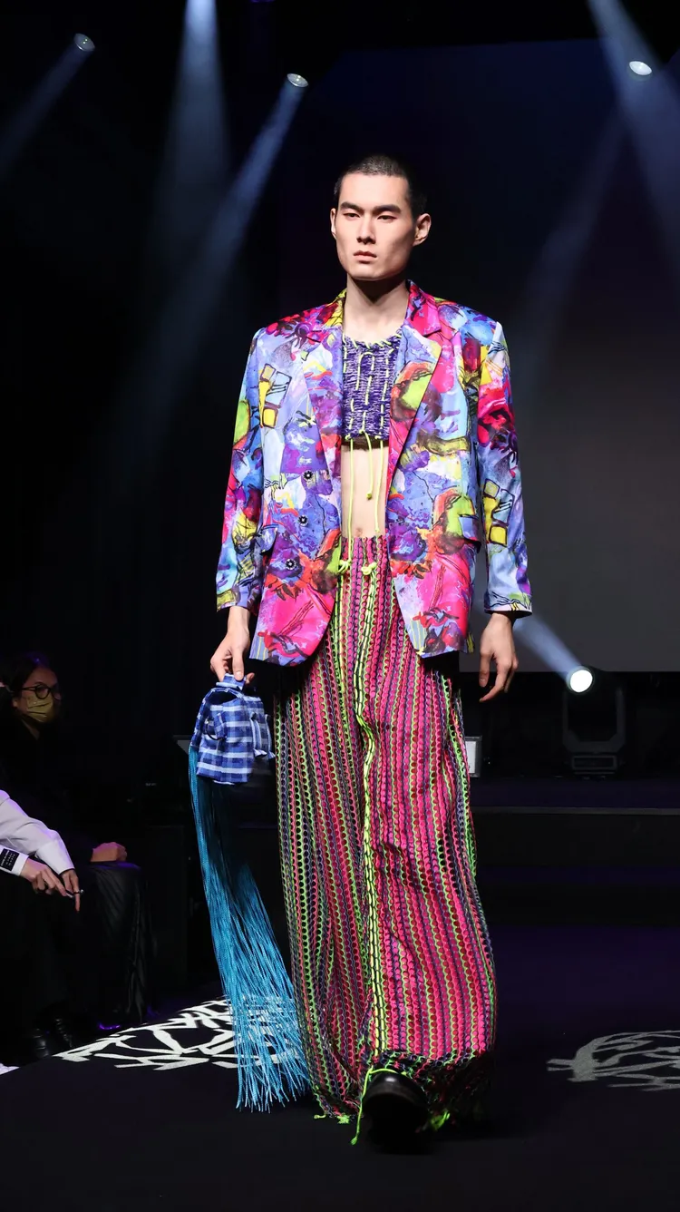 開幕大秀中，包含周裕穎、魏子淵等7位台灣服裝設計，將在與7位國寶級藝師的合作下，透過時尚與皮影戲、歌仔戲等傳統藝術結合的方式，開展出一系列獨特的跨界創意火花。莊宗達攝