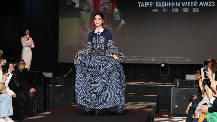 曾之喬穿上台灣設計師周裕穎品牌JUST IN XX與寺廟建築彩繪大師莊武男攜手打造的華麗禮服現身，直說自己像是「心生敬畏的新娘」。莊宗達攝