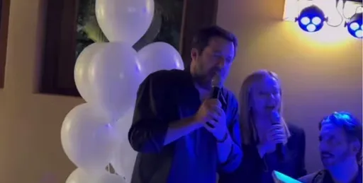 不出席難民葬禮去K歌　義大利總理被罵翻