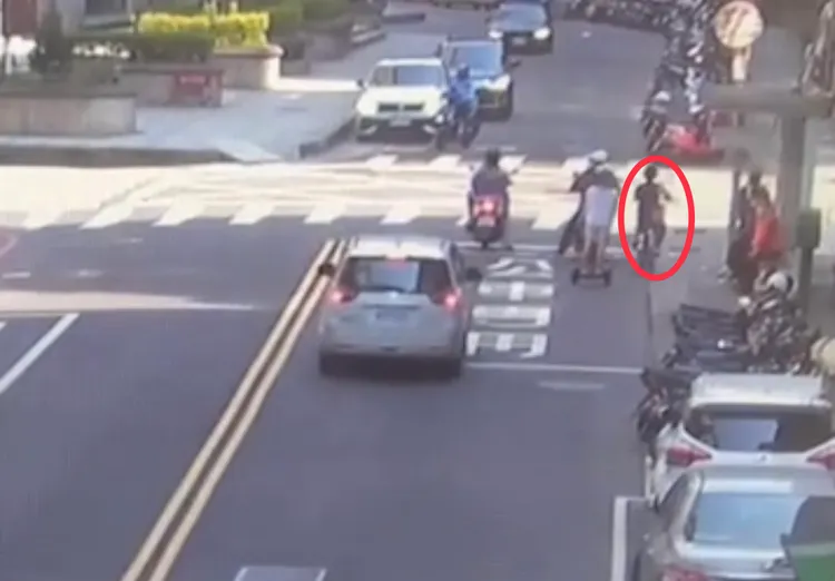 葉姓婦人騎腳踏車去買雞蛋。翻攝畫面