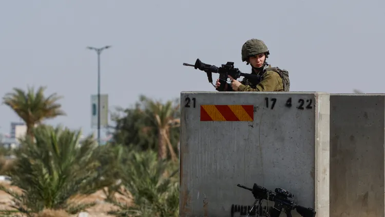 以色列軍人隨時做好開槍的準備。美聯社