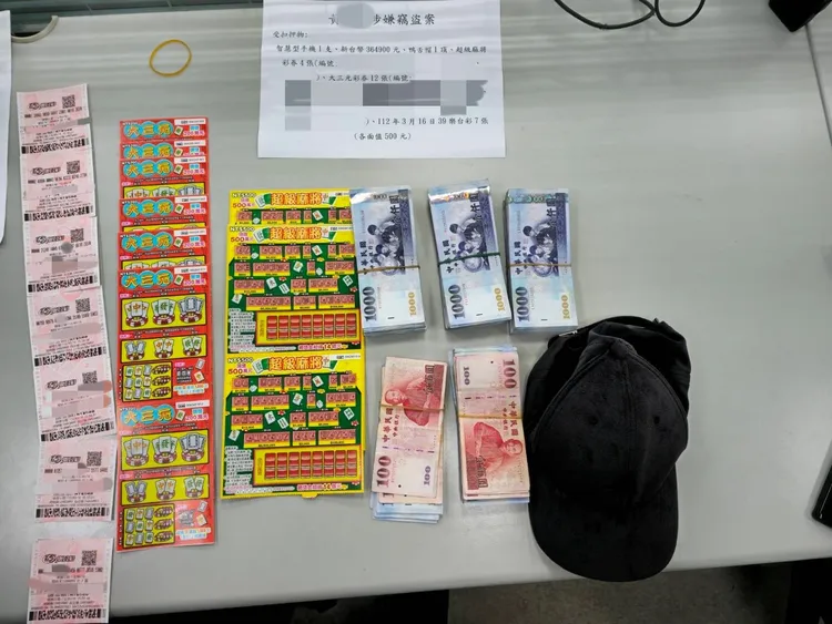 警方起獲贓款。翻攝畫面