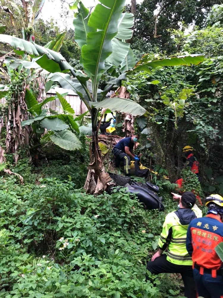 機車衝下山坡，騎士當場慘死，兩名乘客則受傷。警方提供