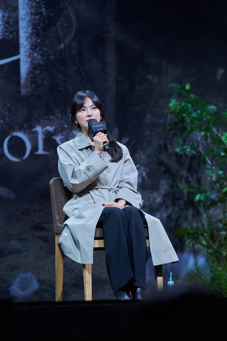 宋慧喬在座談會提到，第1部公開後被親友套話問第2部的劇情。Netflix提供