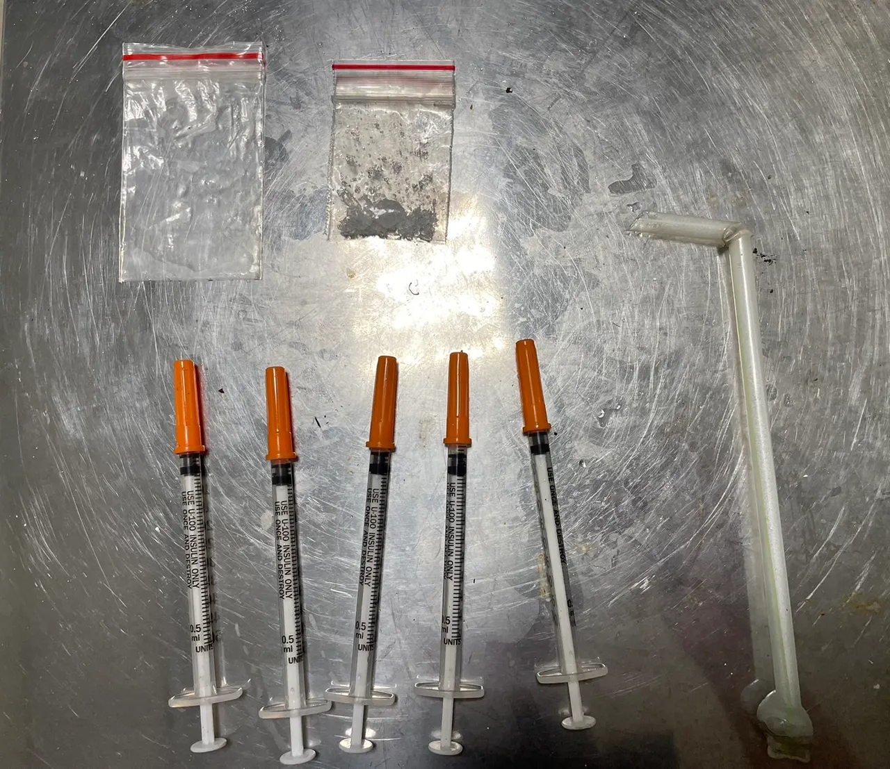 經方查獲到的毒品及吸食器。翻攝畫面