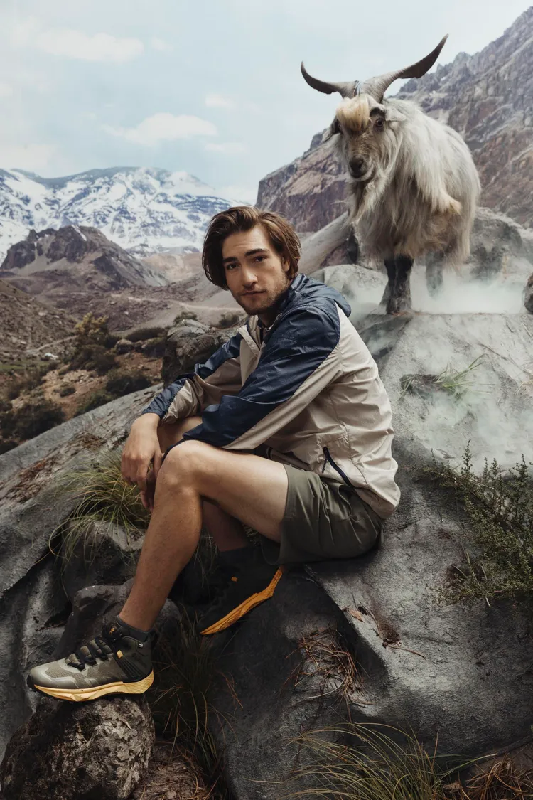 Columbia春夏主打Facet 75防水超彈力健走鞋，以山羊在各種地形障礙、懸崖峭壁都能自在遊走為靈感設計。Facet 75 防水超彈力高筒男款健走鞋6880元。品牌提供