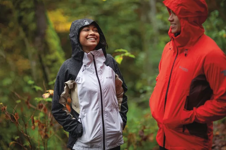 Mazama Trail™ Shell防水外套擁有超強防水科技及柔軟親膚層加持，下雨也能保持舒爽體感、無懼風雨地暢享戶外生活。外套1萬3800元。品牌提供