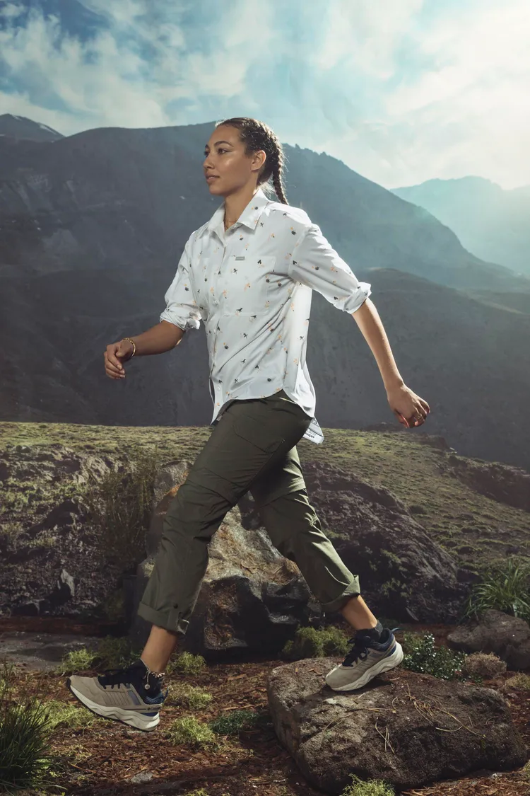 Facet 75防水超彈力健走鞋有全防水透氣鞋面及輕量又吸震的OrthoLite ® Eco再生材質鞋墊，輕鬆駕馭自然環境中多樣化地形。品牌提供