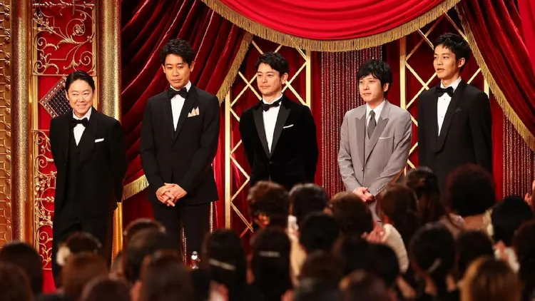 準影帝阿部貞夫（左起）、大泉洋、妻夫木聰、二宮和也、松坂桃李一同亮相。翻攝natalie