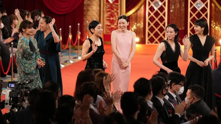 有村架純（左起）、尾野真千子、安藤櫻、永野芽郁、清野菜名、松本穗香角逐最佳女配角。翻攝natalie