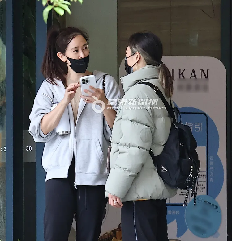 李晶晶（左）跟老師移動到1樓門口繼續聊天。特勤中心攝