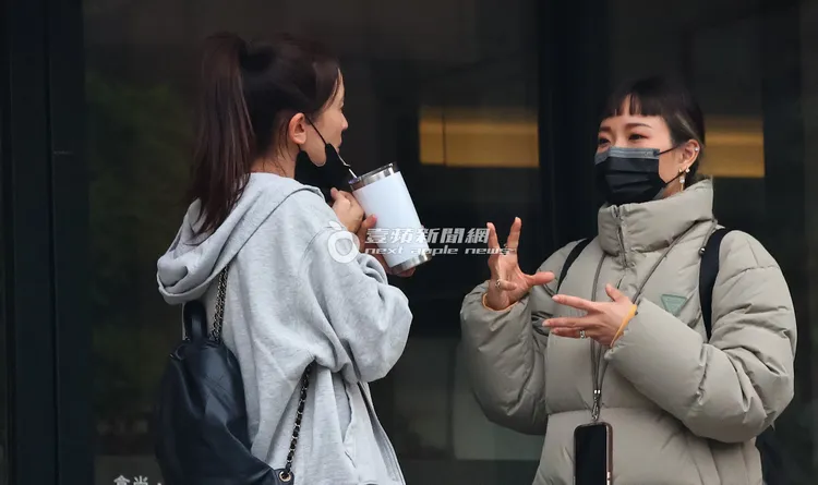 李晶晶（左）講到口渴，拿起水杯喝水，邊聽老師講話。特勤中心攝