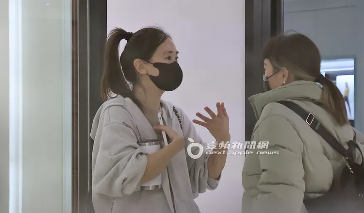 李晶晶（左）比手畫腳與舞蹈老師討論跳舞細節。特勤中心攝