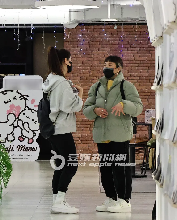 兩人在舞蹈教室門口聊了將近10分鐘。特勤中心攝