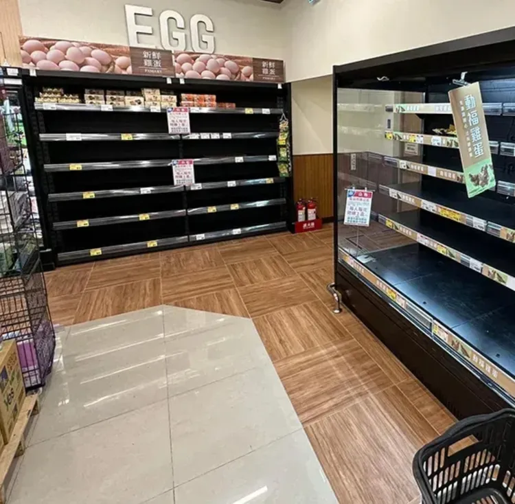 超市雞蛋經常被搶購一空。資料照片