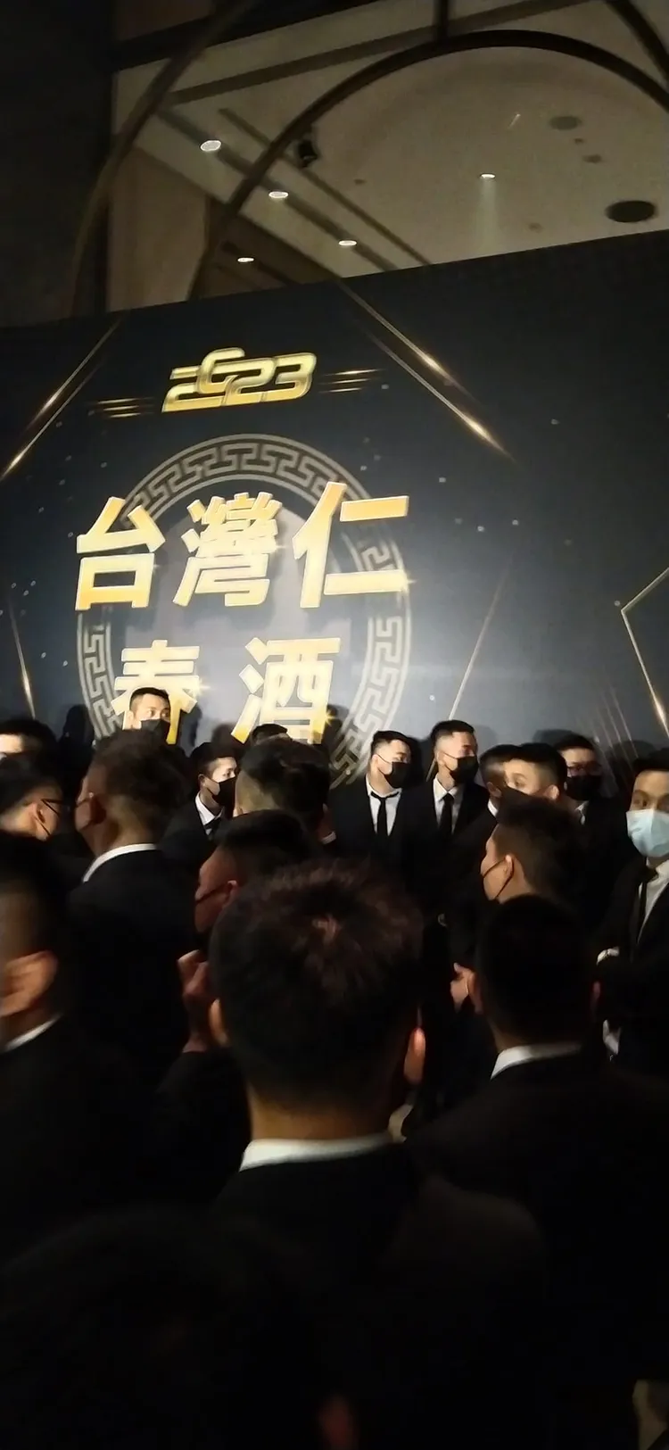 明仁會新舊會長交接典禮，藉辦春酒名義，選在五星級飯店舉行。翻攝畫面