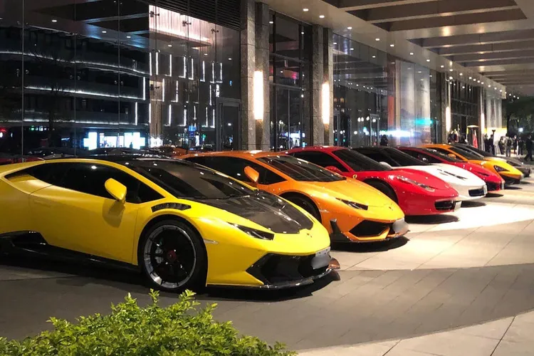 飯店外停滿各式超跑，讓人眼花撩亂。翻攝畫面