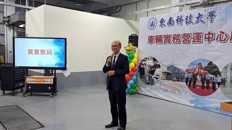 東南科大看準新能源車市場日漸擴大，成立車輛實務營運中心來培養相關人才。校方提供