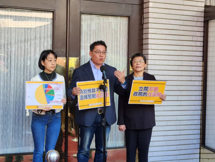 邱顯智質疑全台媒體頻報導普發現金，何以還需再砸1600萬宣傳。施智齡攝