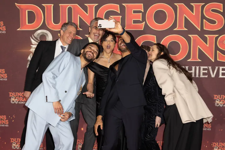 《龍與地下城：盜賊榮耀》主要演員在倫敦首映會上開心自拍，氣氛融洽。派拉蒙影業提供