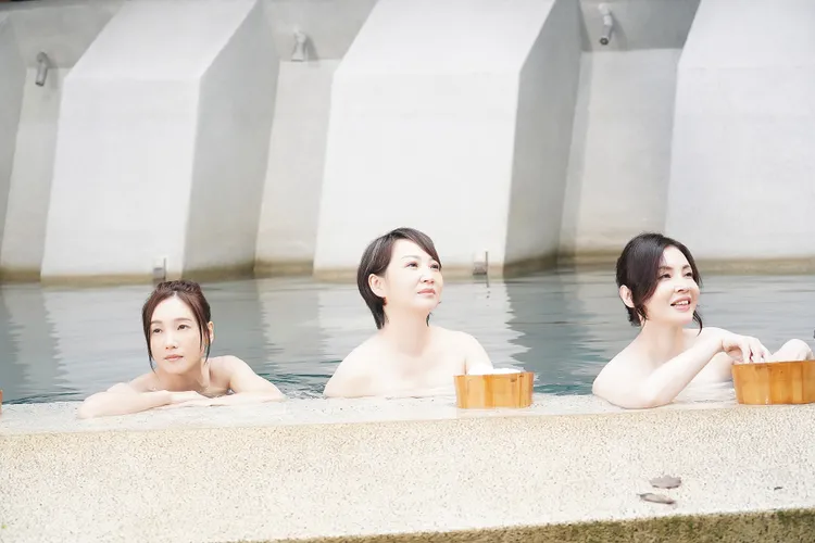 張本渝（左起）、郁方、何如芸歷經「婚變」3年後再聚首，第二季一開場就有養眼泡溫泉畫面。華視提供