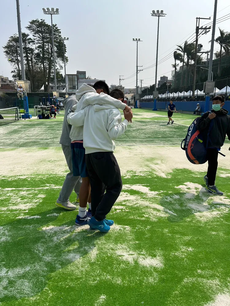 張姓選手前天扭傷後，被架離賽場。讀者提供