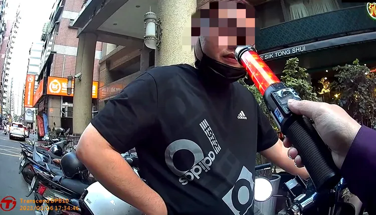 黃男拒絕被酒測，警方當場開出18萬元罰單並扣車。讀者提供