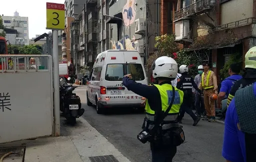 北市忠孝東路墜樓意外!拆除工連同鋼梁摔落6樓 無生命跡象送醫搶救