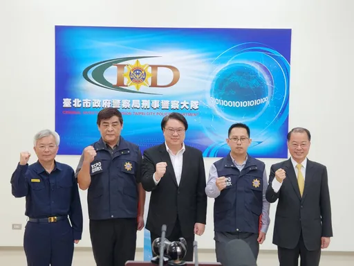 棒打出頭鳥！掃蕩明仁會萬華分會　林右昌赴北市刑大發獎金慰勉