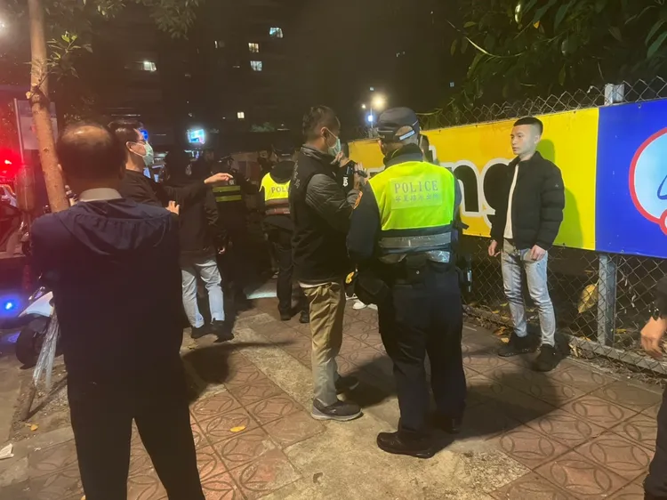 明仁會幫眾率至北市刑大周遭聚眾，遭警方強勢盤查、驅離。翻攝畫面