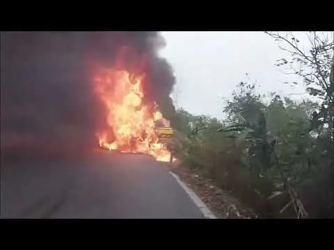 賽車被燒成火球。取自記者新聞網