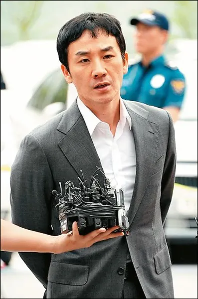 嚴泰雄是嚴正花的弟弟，因買春形象跌到谷底。翻攝naver