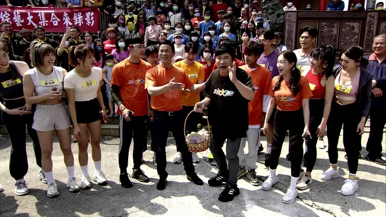 胡瓜（右五）為介紹名產，被當助理使喚。民視提供